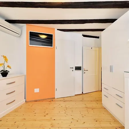 Mateo Apartment Split